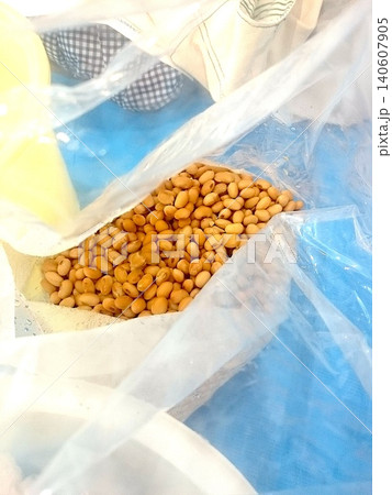 丁寧な暮らしを楽しむ。大豆と麹から手仕込みする豊かな自家製味噌づくり 140607905