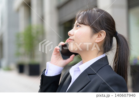 スマートフォンで通話する20代日本人女性会社員 140607940