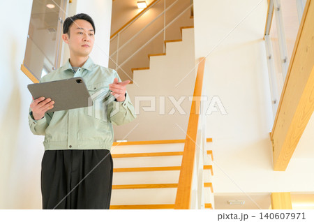 住宅点検をする日本人男性 住宅点検をする日本人男性 140607971