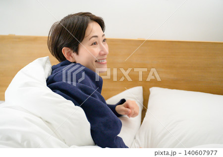 ベッドで目覚める日本人女性 140607977