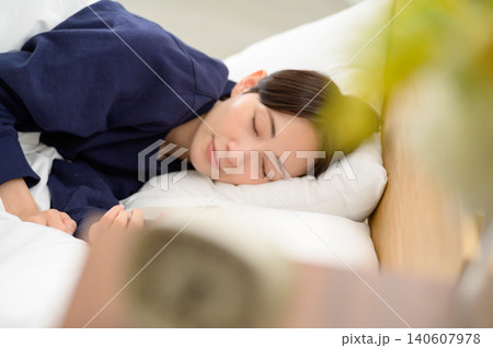 ベッドで眠る日本人女性 ベッドで眠る日本人女性 140607978