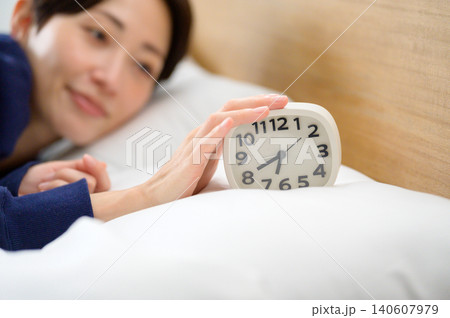 目覚まし時計を止める日本人女性 目覚まし時計を止める日本人女性 140607979