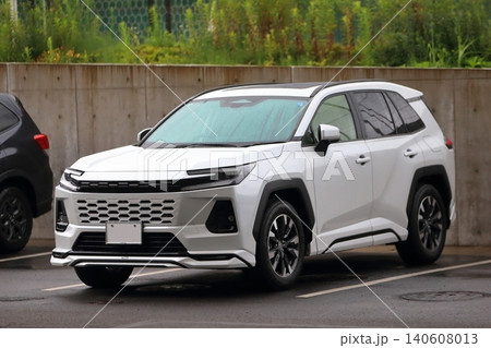 駐車中の国産ミドルサイズSUV車両 140608013