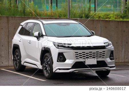 駐車中の国産ミドルサイズSUV車両 140608017