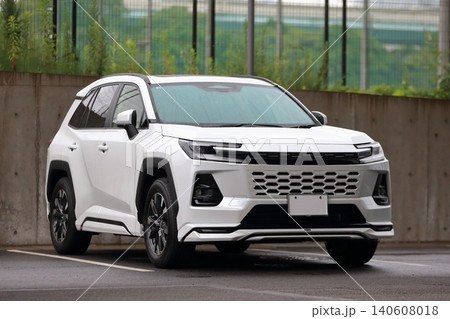 駐車中の国産ミドルサイズSUV車両 駐車中の国産ミドルサイズSUV車両 140608018