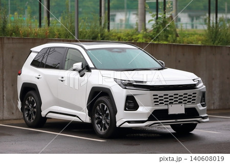 駐車中の国産ミドルサイズSUV車両 駐車中の国産ミドルサイズSUV車両 140608019