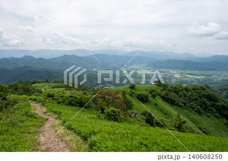 日本の岡山県真庭市の下蒜山の美しい風景 140608250