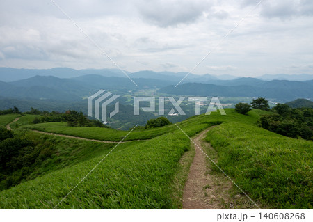 日本の岡山県真庭市の下蒜山の美しい風景 日本の岡山県真庭市の下蒜山の美しい風景 140608268