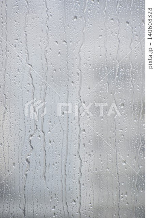 豪雨をもたらした台風の通過 140608328