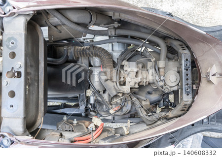 シートを外した125ccスクーターの内部全体1 シートを外した125ccスクーターの内部全体1 140608332