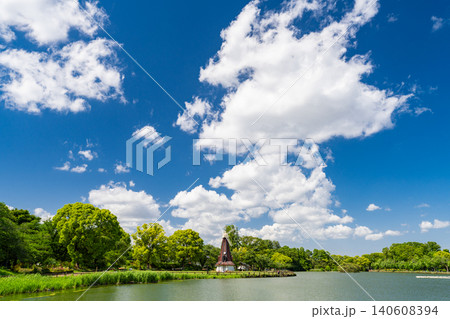 新緑の浮間公園と風車のある風景 新緑の浮間公園と風車のある風景 140608394