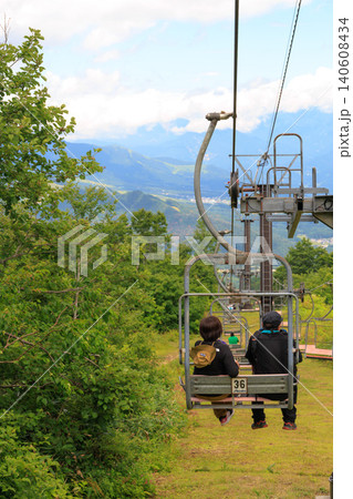 白馬五竜高山植物園の展望リフトに乗る男女 白馬五竜高山植物園の展望リフトに乗る男女 140608434