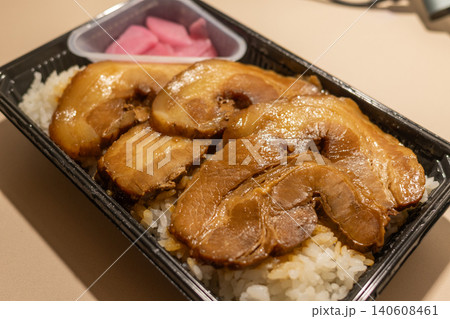 日本のスーパーマーケットで買ったとても美味しい弁当 日本のスーパーマーケットで買ったとても美味しい弁当 140608461