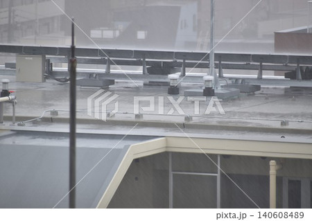 豪雨をもたらした台風の通過 140608489