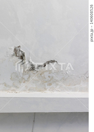 Flat Roof leaked is cause to stain ceiling of building. 140608526