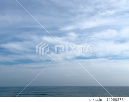 淡い曇り空が広がる穏やかな海の風景 淡い曇り空が広がる穏やかな海の風景 140608784