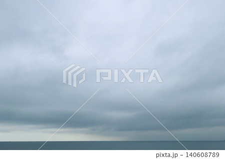 青空に薄雲が流れる灯台のある島の遠景 青空に薄雲が流れる灯台のある島の遠景 140608789