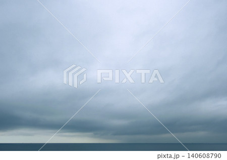 白い雲が広がる曇り空と静かな海 白い雲が広がる曇り空と静かな海 140608790