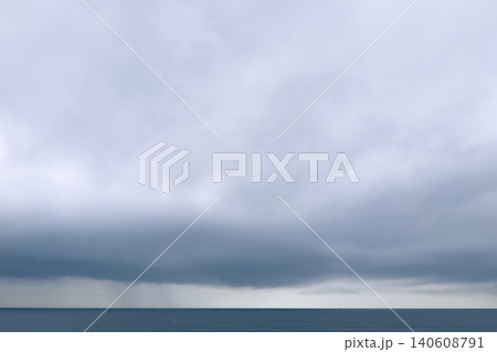 厚い雲の流れと穏やかな水平線の風景 厚い雲の流れと穏やかな水平線の風景 140608791