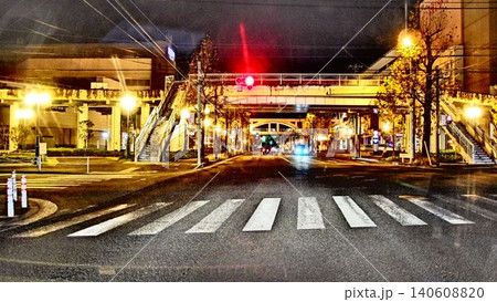鉄橋、歩道橋を臨む深夜の国道に浮かび上がる印象的な陰影とコントラスト 140608820
