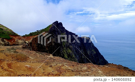 東京都小笠原諸島父島のハートロックの崖付近の風景 140608892