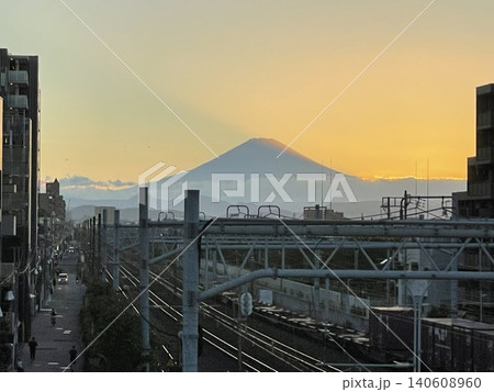 辻堂駅から見える富士山と夕陽 辻堂駅から見える富士山と夕陽 140608960