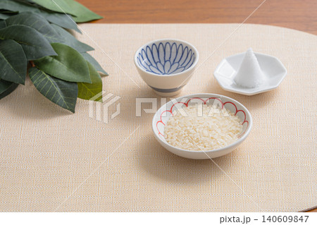 米と盛り塩と榊を供えた神棚イメージの静物写真 米と盛り塩と榊を供えた神棚イメージの静物写真 140609847