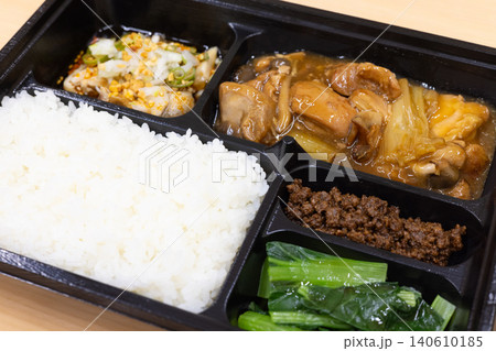 おいしい鶏肉煮込みの中華弁当 おいしい鶏肉煮込みの中華弁当 140610185
