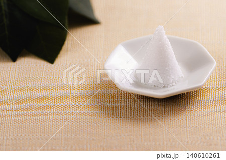 盛り塩と榊を並べた和風の静物写真 盛り塩と榊を並べた和風の静物写真 140610261