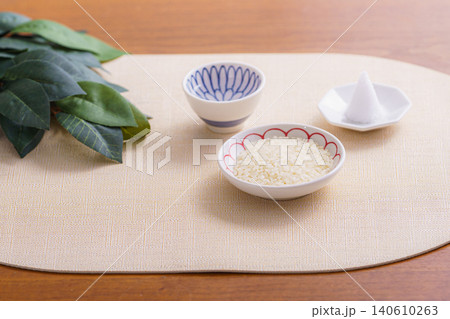 米と盛り塩と榊を並べた日本の伝統的な静物写真 米と盛り塩と榊を並べた日本の伝統的な静物写真 140610263