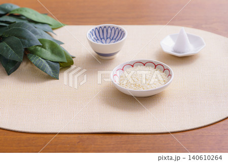 米と盛り塩と榊を並べた日本の伝統的な静物写真 米と盛り塩と榊を並べた日本の伝統的な静物写真 140610264
