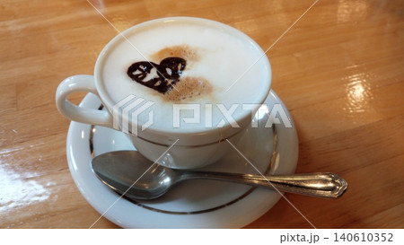 白いカップに入ったコーヒー 140610352