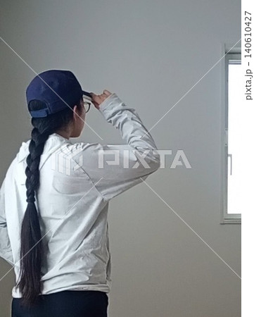 ウォーキング中に帽子を整える女性② 140610427