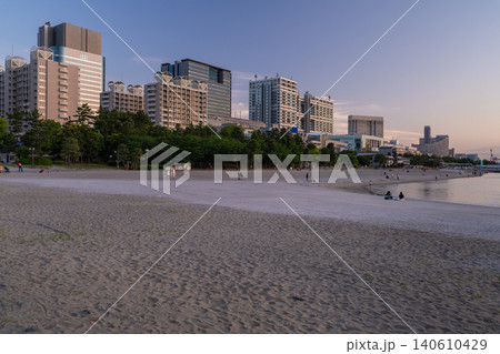 夕暮れのお台場海浜公園と高層ビル群 夕暮れのお台場海浜公園と高層ビル群 140610429