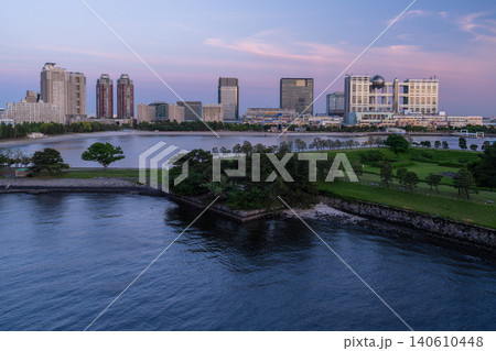 夕暮れの台場公園とお台場の都市風景 夕暮れの台場公園とお台場の都市風景 140610448