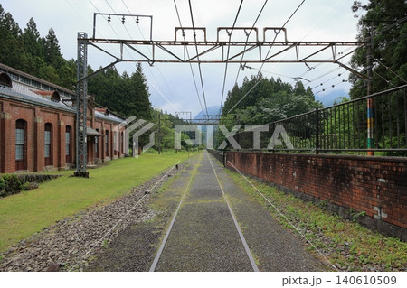アプトの道の旧丸山変電所前の直線と錆びた架線柱 アプトの道の旧丸山変電所前の直線と錆びた架線柱 140610509