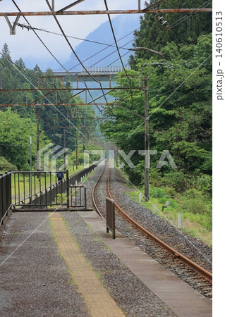 まるやま駅のホームと先まで続く線路 まるやま駅のホームと先まで続く線路 140610513