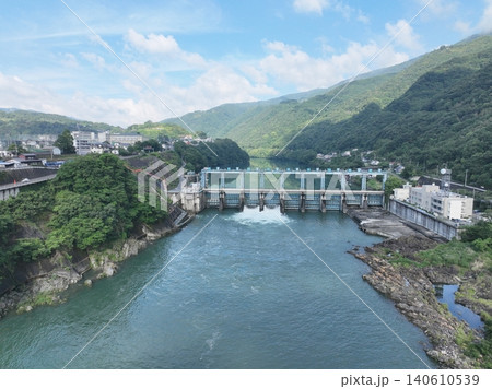 夏の池田ダム放流と吉野川 徳島県三好市 夏の池田ダム放流と吉野川 徳島県三好市 140610539
