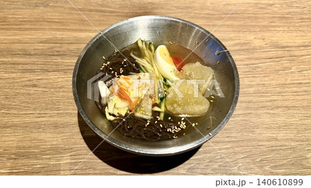 ステンレスの器に盛り付けられた韓国冷麺（水冷麺・ムルレンミョン） 140610899