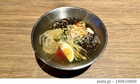 ステンレスの器に盛り付けられた韓国冷麺(水冷麺・ムルレンミョン) ステンレスの器に盛り付けられた韓国冷麺(水冷麺・ムルレンミョン) 140610900