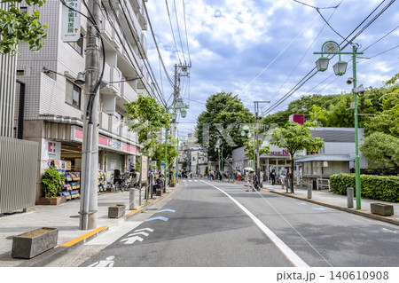 東京都世田谷区 等々力駅前の街並みと成城石井・ココカラファイン 東京都世田谷区 等々力駅前の街並みと成城石井・ココカラファイン 140610908