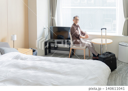 旅行でホテルに宿泊するシニア男性 140611041