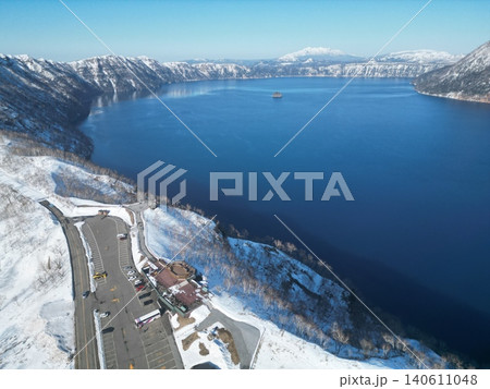 北海道の真冬の摩周湖、絶景の空撮 北海道の真冬の摩周湖、絶景の空撮 140611048