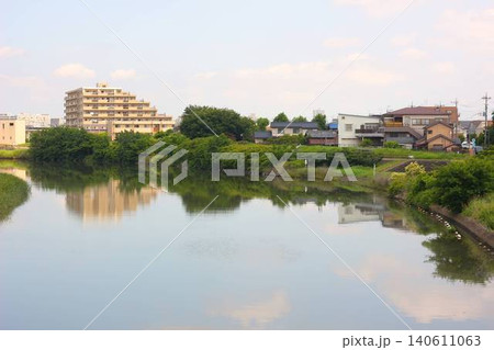 蒲生大橋から望む穏やかな綾瀬川の河川風景と街並み 蒲生大橋から望む穏やかな綾瀬川の河川風景と街並み 140611063