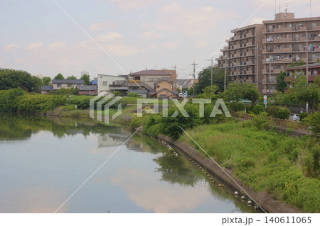 蒲生大橋から望む穏やかな綾瀬川の河川風景と街並み 蒲生大橋から望む穏やかな綾瀬川の河川風景と街並み 140611065