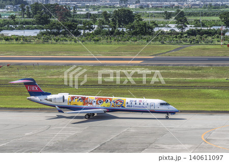 晴れの仙台空港 タキシング中の飛行機 宮城県名取市 晴れの仙台空港 タキシング中の飛行機 宮城県名取市 140611097