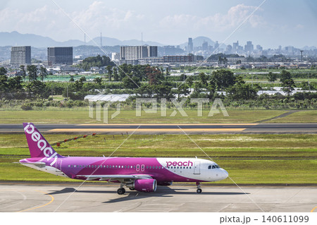 晴れの仙台空港 タキシング中の飛行機 宮城県名取市 晴れの仙台空港 タキシング中の飛行機 宮城県名取市 140611099