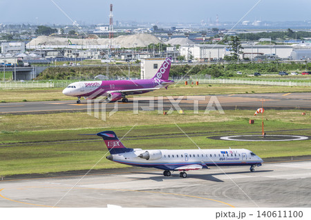 晴れの仙台空港 タキシング中の飛行機 宮城県名取市 晴れの仙台空港 タキシング中の飛行機 宮城県名取市 140611100