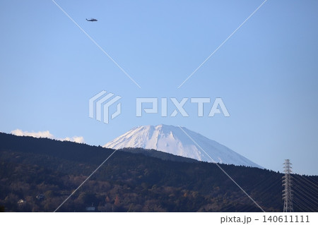青空と富士山とヘリのシルエット 青空と富士山とヘリのシルエット 140611111