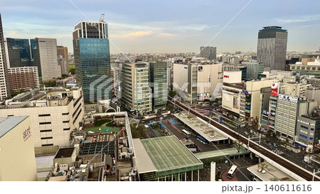 夕空が広がる川崎駅東口のビル群と広大な街並み 140611616